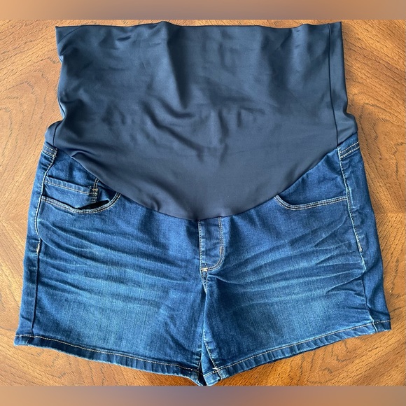 Size M Thyme Maternity denim shorts - Picture 3 of 3
